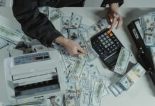 joven latino multimillionario