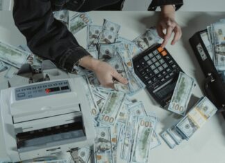 joven latino multimillionario