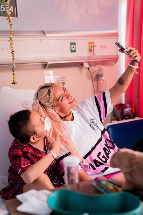 Karol-G-fundacion-con-cora-2024