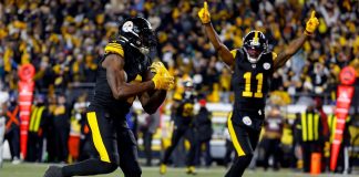 Aaron Rodgers helps lead Steelers past Dolphins