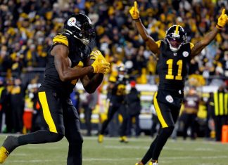 Aaron Rodgers helps lead Steelers past Dolphins