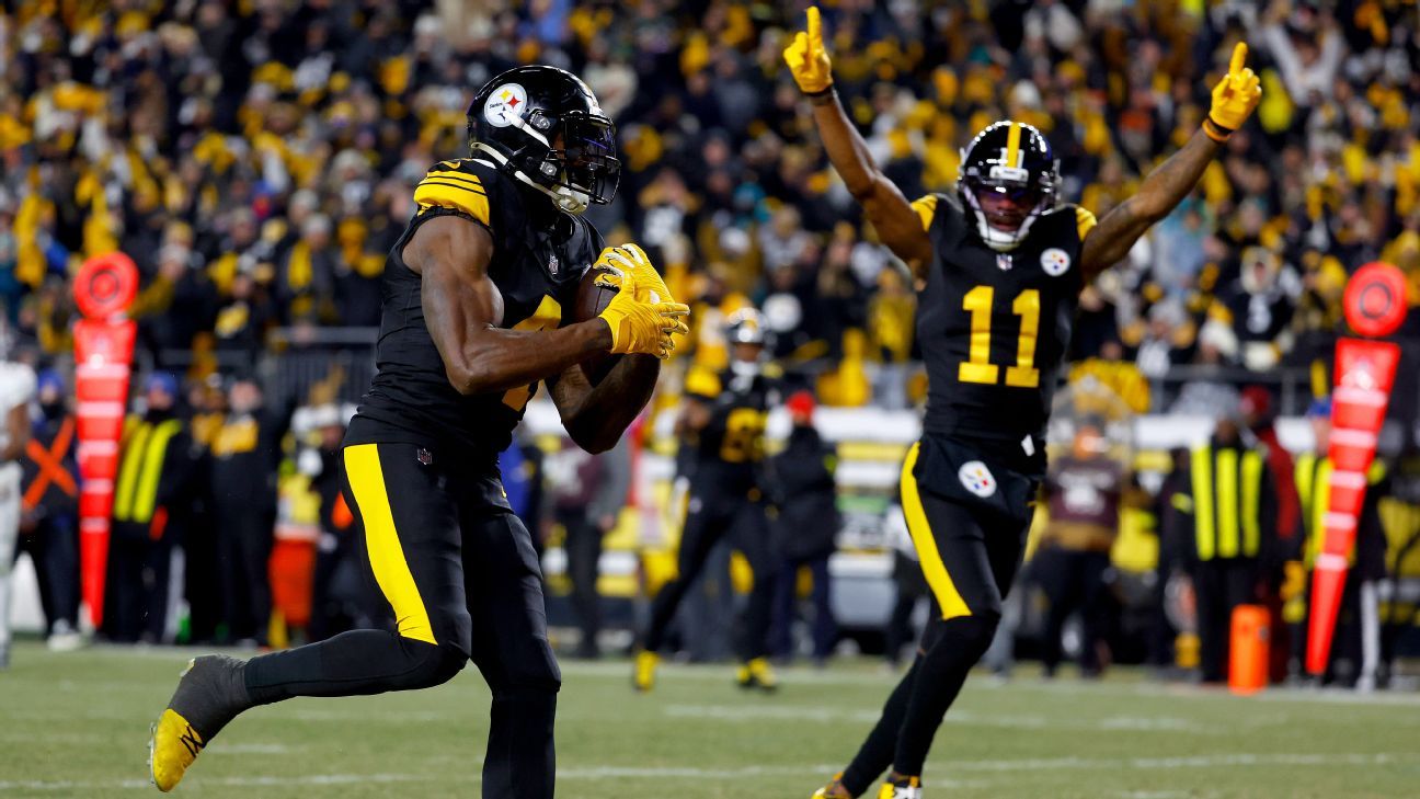 Aaron Rodgers helps lead Steelers past Dolphins