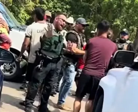 Agentes de ICE cuestionan y detienen a hispanos en un parque de Arkansas: pedían ver ‘green cards’ | Noticias Univision Inmigración