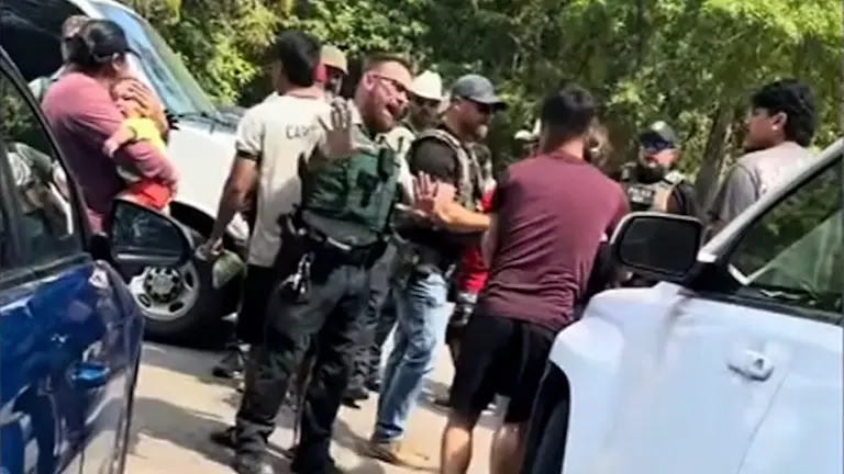 Agentes de ICE cuestionan y detienen a hispanos en un parque de Arkansas: pedían ver ‘green cards’ | Noticias Univision Inmigración