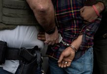 Así están siendo perjudicados los negocios de latinos en EEUU por las redadas del ICE