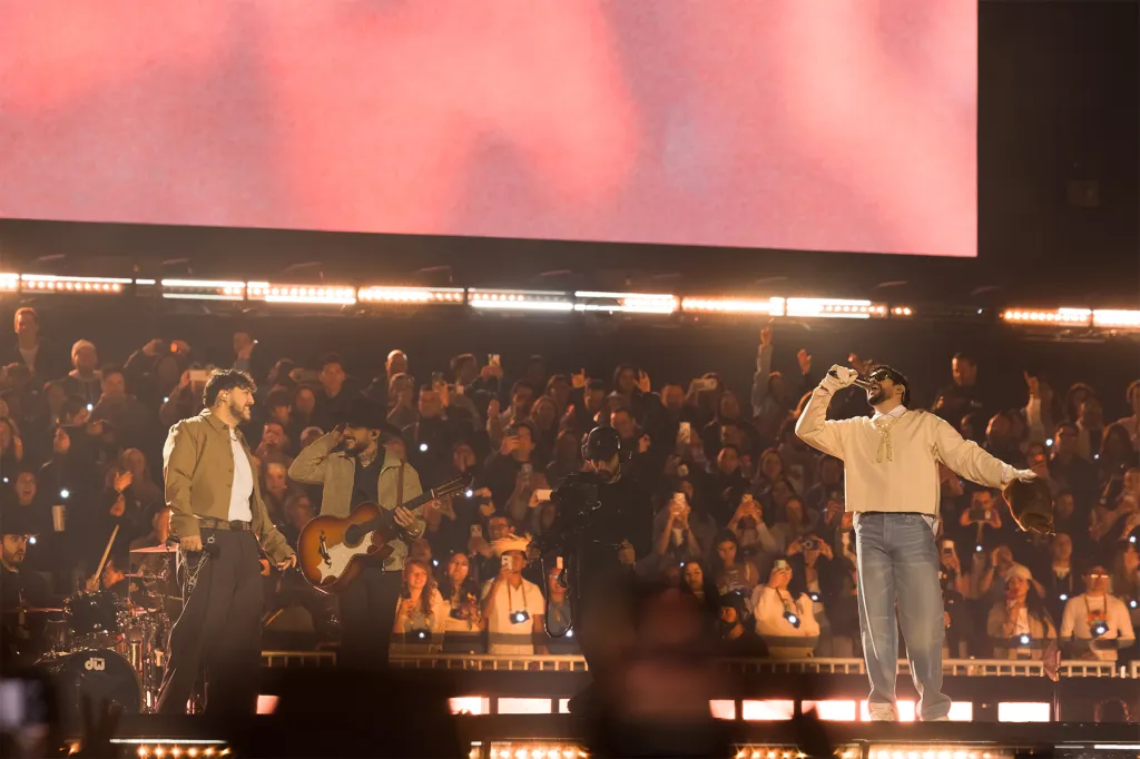Bad-Bunny-Grupo-Frontera-Perform-un-x100to-at-Mexico.jpg Bad Bunny & Grupo Frontera Perform 'un x100to' at Mexico City Concert