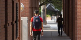 Busca frenar demanda contra fondos para universidades con latinos