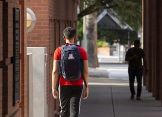 Busca frenar demanda contra fondos para universidades con latinos