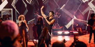 Arjona juega (y golea) como local