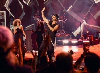 Arjona juega (y golea) como local