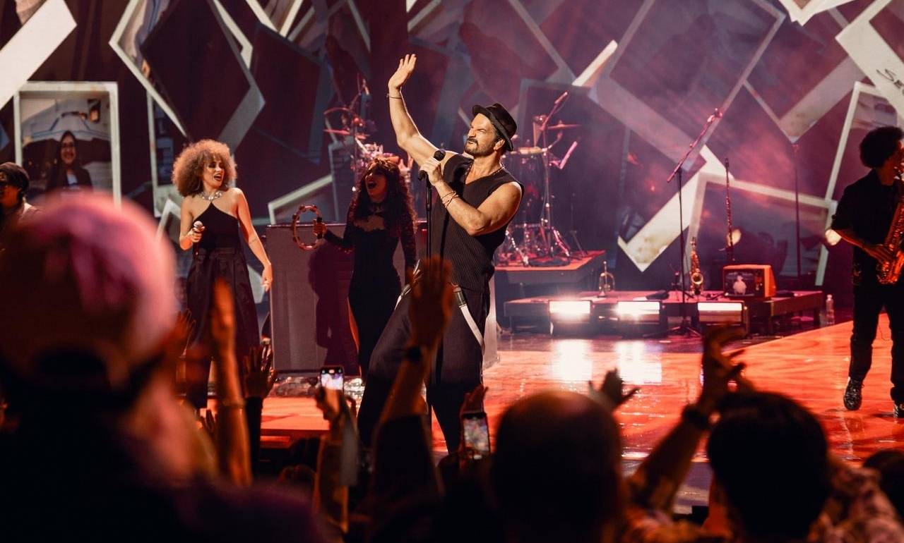 Arjona juega (y golea) como local