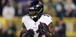 Derrick Henry rushes for 216 yards, 4 scores in Ravens' win