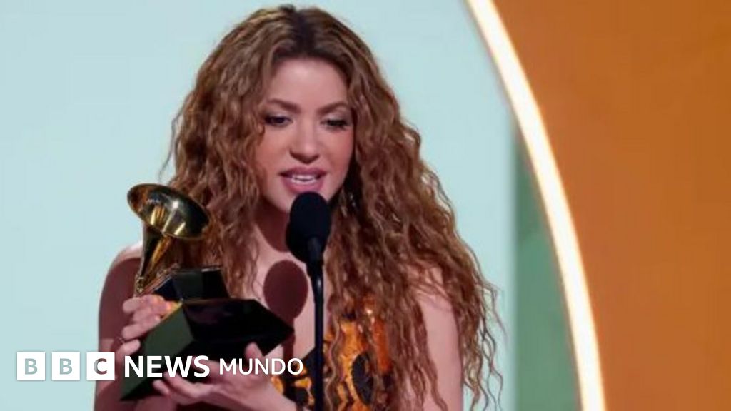 "Hermanos y hermanas migrantes... Siempre voy a luchar por ustedes": 5 mensajes políticos de Shakira y otros artistas que resonaron en la ceremonia de los Grammy