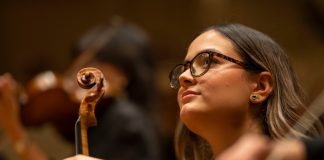 La violinista Gabriela Lara es la primera latina en formar parte de la Orquesta Sinfónica de Chicago: "Nada es imposible"