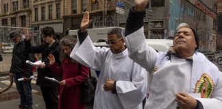 Las iglesias cristianas latinas repiensan la forma de impartir sus servicios por miedo a redadas