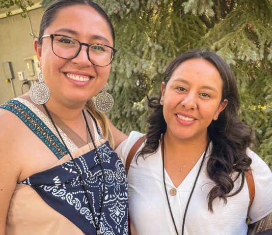 Las latinas escalan políticamente las montañas donde esquían los blancos ricos