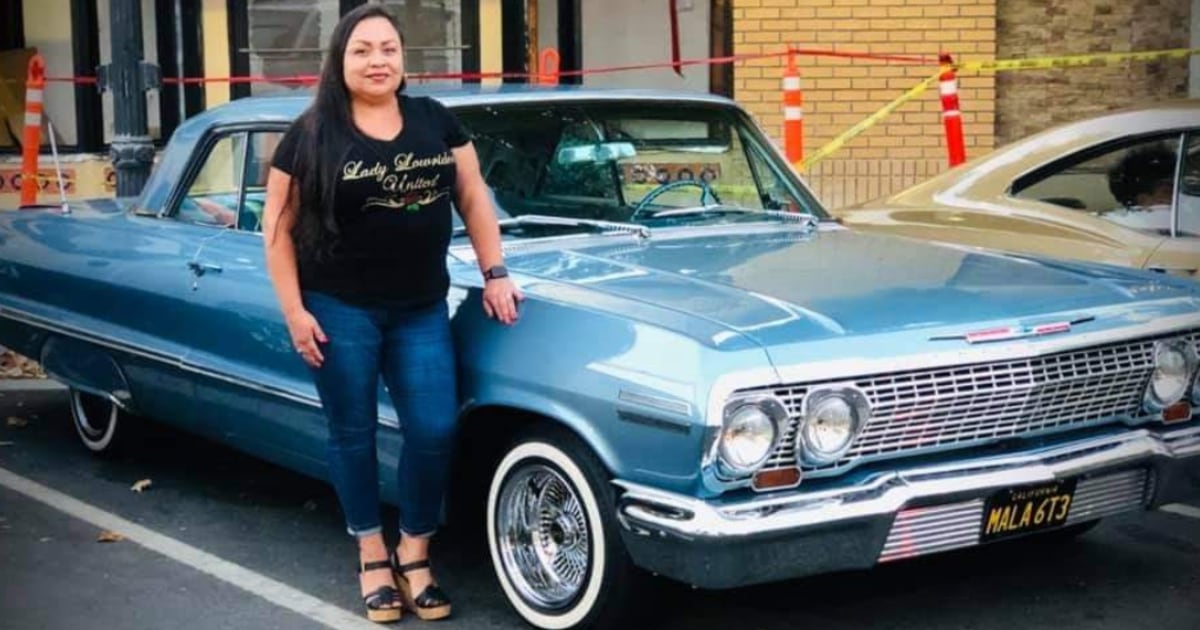 Las latinas 'lowriders' se abren camino en la cultura de autos