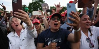 Los latinos se convirtieron en un nuevo frente de batalla para los candidatos políticos