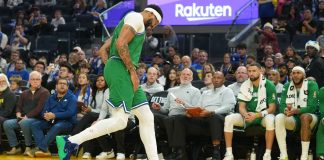 Mavericks' Davis exits loss to Warriors with right groin injury