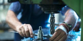 Migrantes latinos trabajan en sector manufacturero en EE.UU. Foto/ Freepik