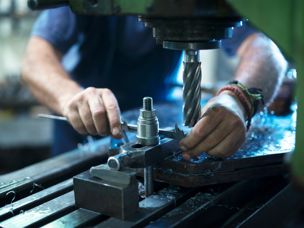 Migrantes latinos trabajan en sector manufacturero en EE.UU. Foto/ Freepik