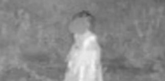 Niña de 2 años hallada sola; madre y abuela arrestadas