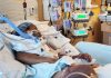 Niño pierde piernas por gripe; madre advierte