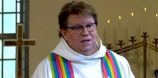 Pastora Phillipa Phaneuf revela ser transgénero en servicio religioso