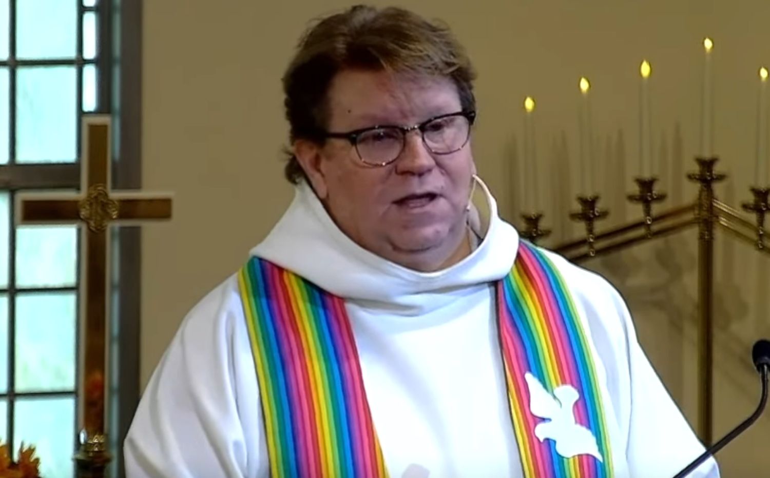 Pastora Phillipa Phaneuf revela ser transgénero en servicio religioso