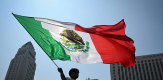 Por qué en las protestas de Los Ángeles ondean banderas mexicanas