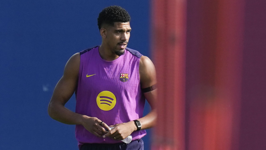Ronald Araujo regresó a los entrenamientos del Barcelona este lunes