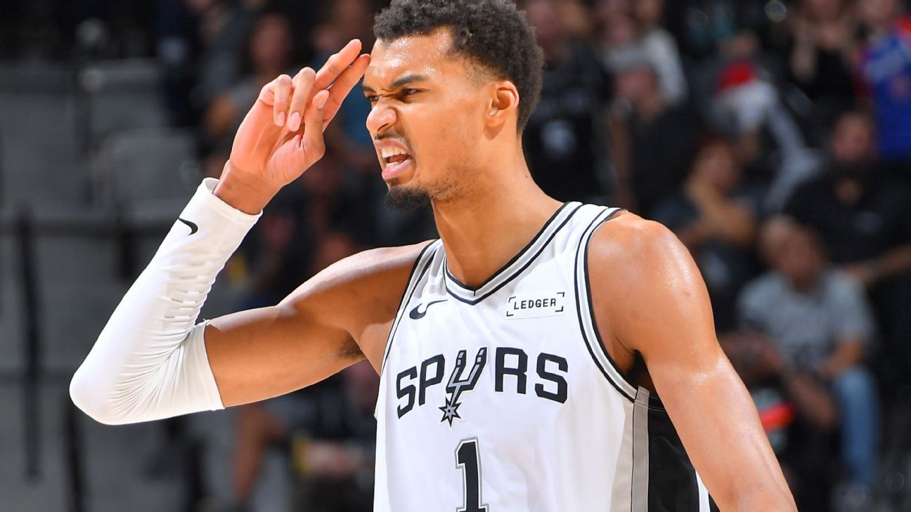 Spurs' Wembanyama hobbles off court after late injury vs. Knicks