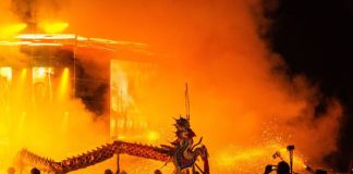 La Danza del Dragón de Fuego de Acero de Xiangxi se ha realizado en la provincia china de Hunan durante siglos. Para crear el espectáculo, se disparan fuegos artificiales desde las docenas de tubos de bambú que flanquean la ruta mientras los bailarines del dragón desafían las chispas que caen.