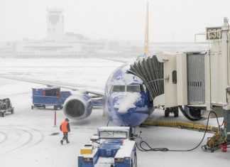 Airlines dropping flight change fees ahead of major winter storm
