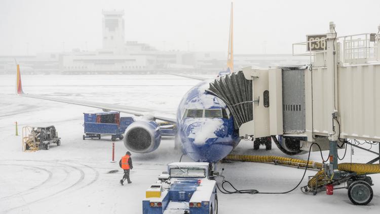 Airlines dropping flight change fees ahead of major winter storm Airlines dropping flight change fees ahead of major winter storm