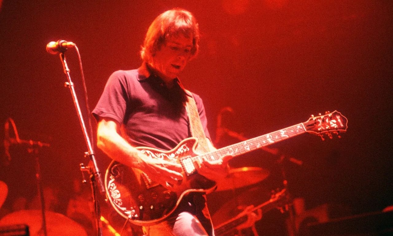 Bob Weir tocaba la guitarra de una forma más radical de lo que imaginas