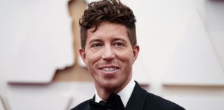 WATCH: Shaun White surprises New Yorkers in Central Park with snowboarding stunts during winter storm