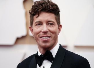 WATCH: Shaun White surprises New Yorkers in Central Park with snowboarding stunts during winter storm