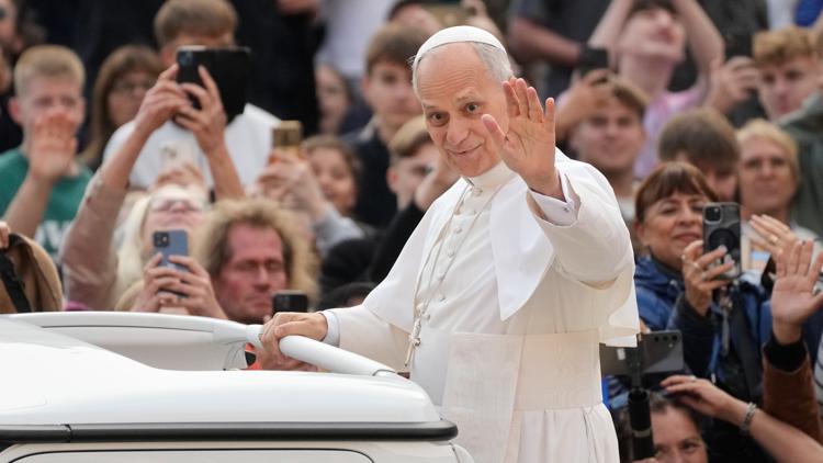 Pope Leo XIV cautions priests against AI reliance in homilies, urges continuous study, community connection