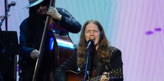Billy Strings postpones some tour dates after breaking leg during show