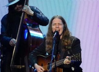 Billy Strings postpones some tour dates after breaking leg during show