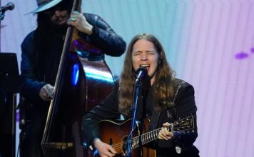 Billy Strings postpones some tour dates after breaking leg during show