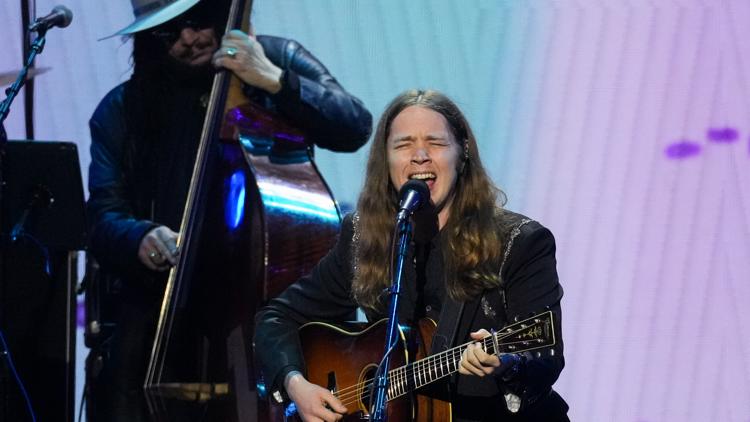 Billy Strings postpones some tour dates after breaking leg during show